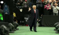 Trump accolto da un boato della folla all'incontro di wrestling