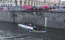 Bus turistico cade nel Po a Torino