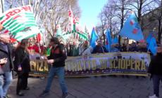 Lavoratori in corteo a Torino, lo striscione: "Senza contratto si sciopera"