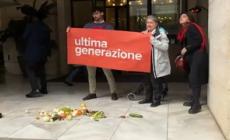 Blitz attivisti a Roma, scarti di verdura davanti al Bulgari Hotel