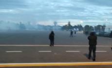 Calcio, scontri tra tifosi e poliziotti per Lecce-Roma - Video