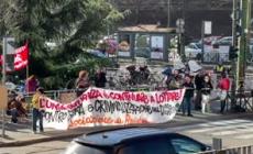 Antagonisti davanti al Palazzo di Giustizia a Torino per il processo Askatasuna