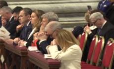 Giorgia Meloni riceve l'eucaristia durante la messa in memoria di Giovanni Paolo II