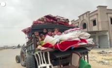 Palestinesi lasciano Rafah dopo l'ordine di evacuazione di Israele