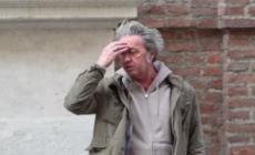 Pausa per Paolo Sorrentino durante le riprese a Torino