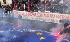 Studenti bruciano maxi bandiera Ue sotto ministero Istruzione