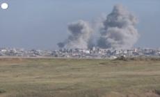 Gaza, un'enorme nuvola di fumo si alza sulla Striscia dopo un attacco israeliano