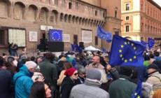 Migliaia in piazza a Bologna con bandiere Ue e della pace