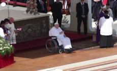 Papa Francesco torna in piazza San Pietro e saluta i fedeli