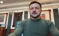Zelensky: "Putin ha respinto la tregua ma finora dagli Usa nessuna risposta"