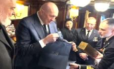 Crosetto dona una maglia da basket a Edi Rama: "Ora sono fratello d'Italia"