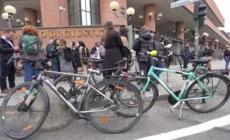 Travolto e ucciso da una volante, sit in degli amici di Francesco Convertini davanti al tribunale di Torino