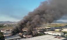 Incendio a Caivano, le immagini dall'alto della colonna di fumo
