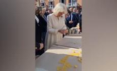 Carlo e Camilla in piazza a Ravenna, la Regina tira la sfoglia con chef Bottura