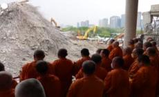 Thailandia, 103 monaci buddisti pregano per le vittime del crollo di un grattacielo