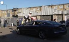 "Londra contro Musk", una Tesla distrutta diventa un'opera d'arte