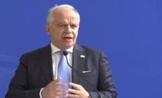 Piantedosi: "Migranti con polsi legati? Tutto regolare, procedura che condivido"