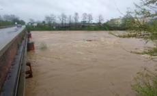 Maltempo in Piemonte, il torrente Orco in piena a Chivasso