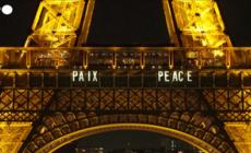 La Tour Eiffel si illumina per la pace in Medio Oriente