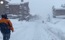 Bufera di neve in Francia, un manto bianco ricopre la Val d'Isere