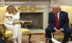 Meloni interrompe la traduttrice durante l'incontro con Trump: "Faccio io"