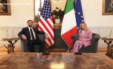 Meloni lo introduce in italiano, Vance: "Anche mi avesse detto scemo, suonerebbe bene"