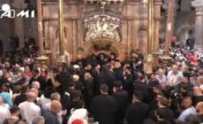 Gerusalemme, la cerimonia del Fuoco Sacro nella chiesa del Santo Sepolcro