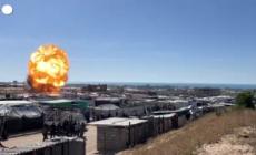 Gaza, missile israeliano colpisce le tende del campo profughi a Khan Yunis
