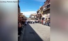 Portantino inciampa e la statua del Cristo Risorto rischia di cadere