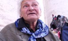 Morte Papa Francesco, Violetta: "Vivo per strada, una volta mi regalo' un rosario e gli baciai la mano"