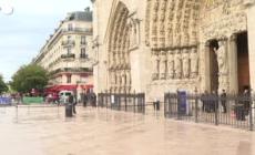 Morte Papa Francesco, fedeli e turisti affollano Notre-Dame