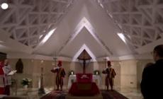 Il Papa nella bara: casula rossa e rosario tra le mani