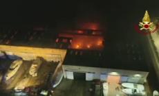 Olbia, un incendio distrugge un cantiere nautico a Cala Saccaia