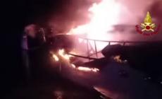 Barca a fuoco in Friuli: muore una turista, grave il compagno