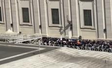 Papa Francesco, migliaia in coda per l'apertura della Basilica di San Pietro