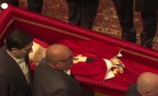 Ostensione Papa Francesco, la bara davanti all'altare della confessione