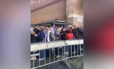 Le lunghe code per l'omaggio a papa Francesco in time lapse