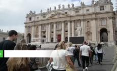 Migliaia in coda per l'ultimo saluto a papa Francesco