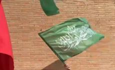 25 aprile, anche una bandiera di Hamas al presidio pro Palestina a Roma