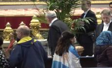 San Pietro, grande flusso di fedeli a poche ore dalla chiusura del feretro di Papa Francesco