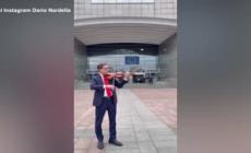 25 aprile: Nardella suona Bella Ciao al violino davanti al Parlamento europeo