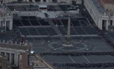 Le lunge code a San Pietro viste dall'elicottero dei carabinieri
