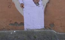 Roma, TvBoy firma Francesco santo e un bacio Meloni-Trump