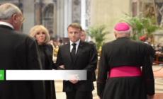 Papa Francesco, l'omaggio di Macron e consorte