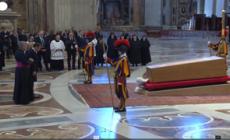 Macron e la moglie Brigitte rendono omaggio al Papa