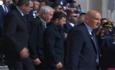Folla applaude Zelensky mentre entra in piazza San Pietro