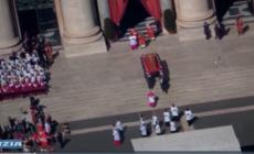L'uscita del feretro di Papa Francesco dalla basilica di San Pietro