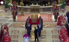 Il feretro di Papa Francesco portato a spalla dentro la basilica di San Pietro