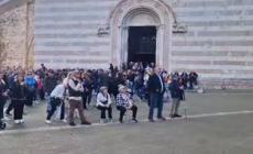 Sgabello e panino per seguire in piazza ad Assisi il funerale del Papa