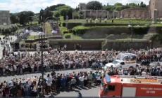 La papamobile al Colosseo, applausi dei fedeli al corteo